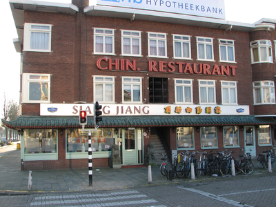 820880 Gezicht op de voorgevel van Chinees Restaurant Siang Jiang (Veemarktplein 43 - 44) te Utrecht; links de Croeselaan.